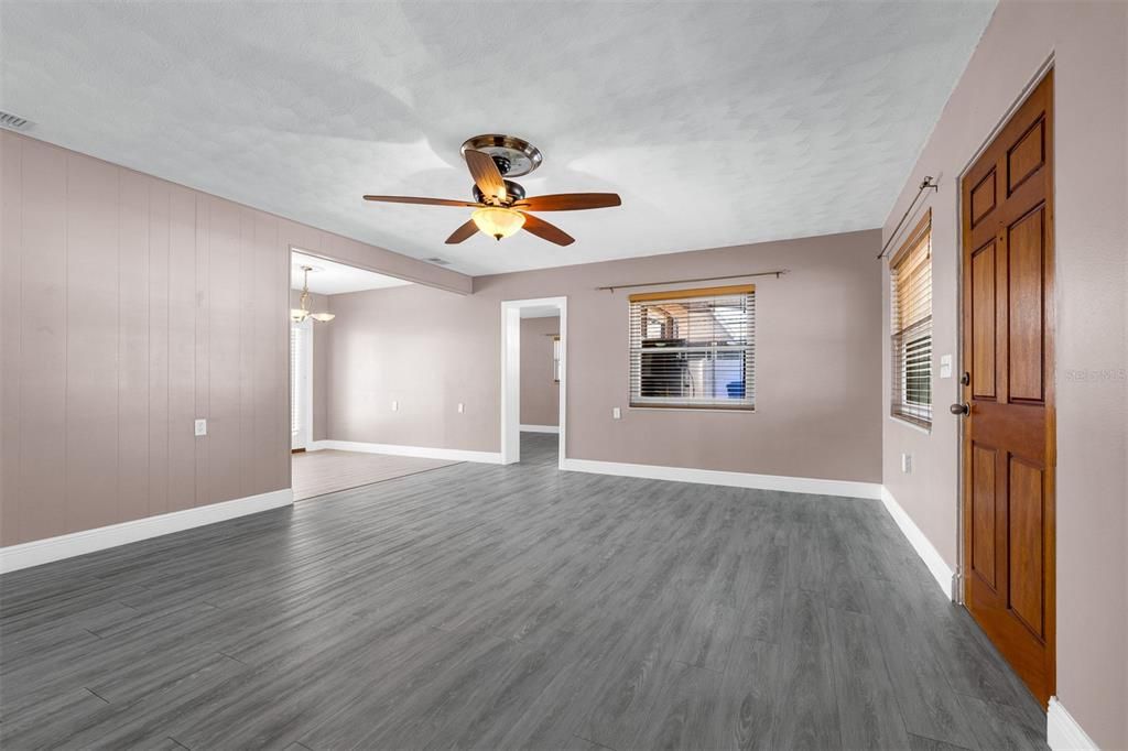 For Sale: $320,000 (3 beds, 1 baths, 1248 Square Feet)