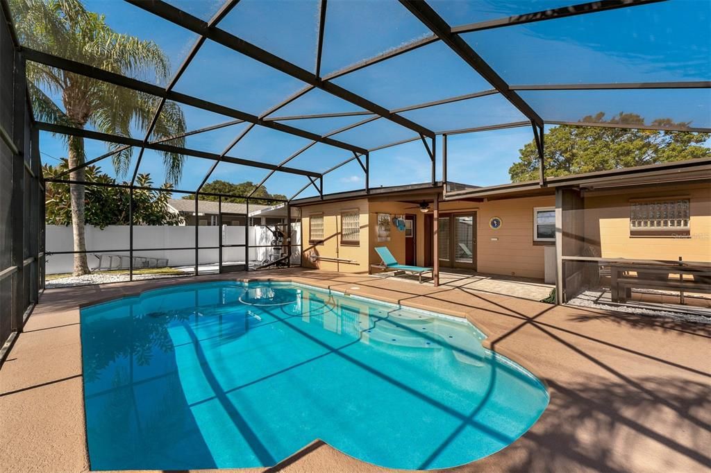 For Sale: $320,000 (3 beds, 1 baths, 1248 Square Feet)