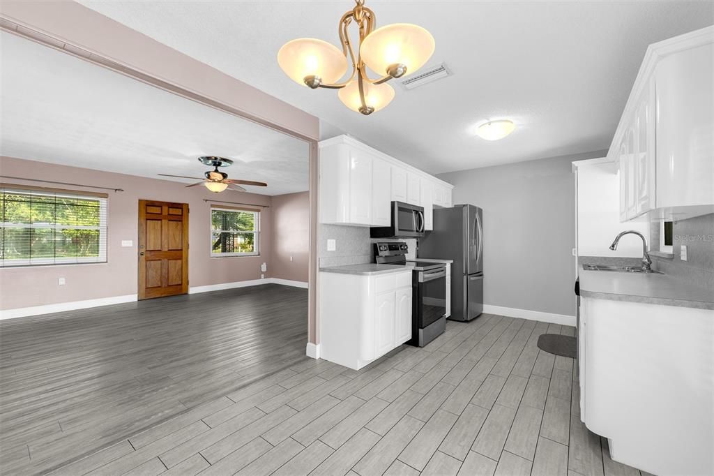 For Sale: $320,000 (3 beds, 1 baths, 1248 Square Feet)