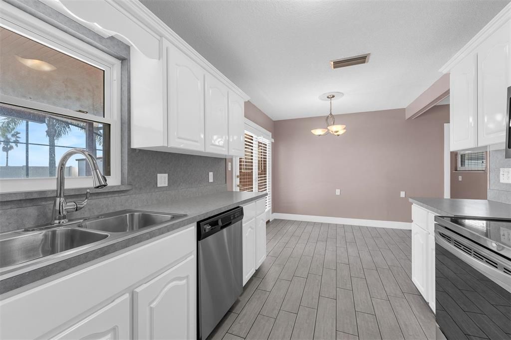 For Sale: $320,000 (3 beds, 1 baths, 1248 Square Feet)