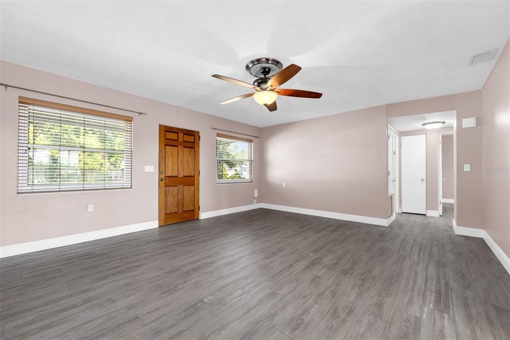 For Sale: $320,000 (3 beds, 1 baths, 1248 Square Feet)