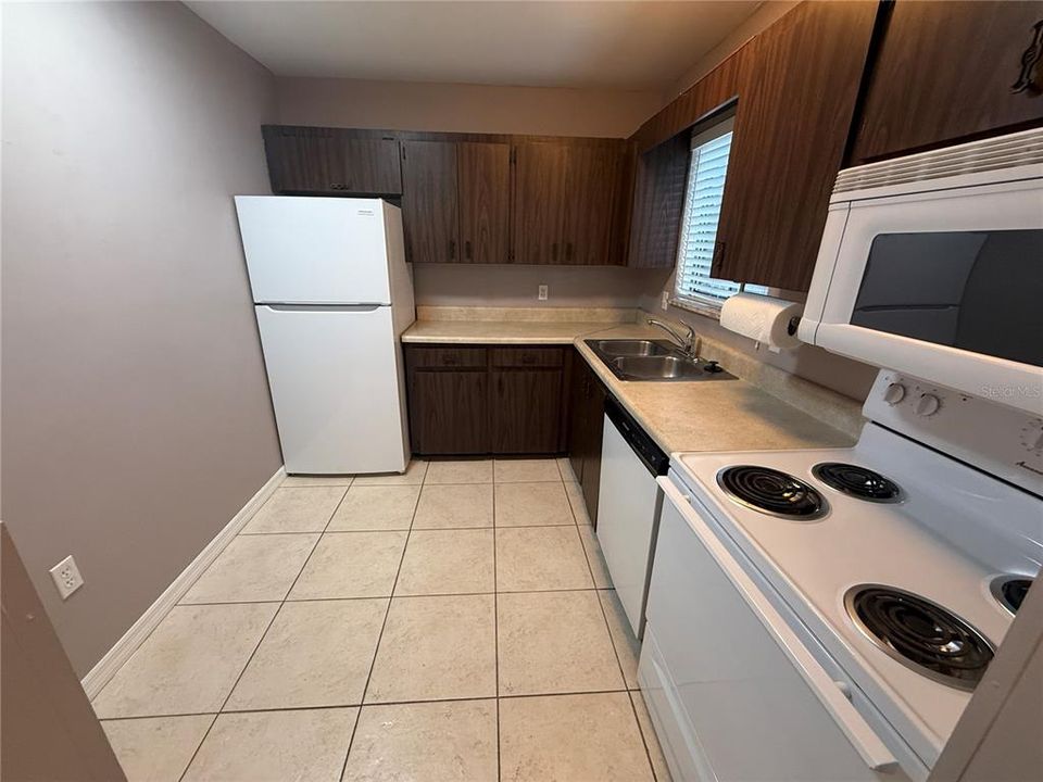 For Rent: $1,350 (1 beds, 1 baths, 735 Square Feet)