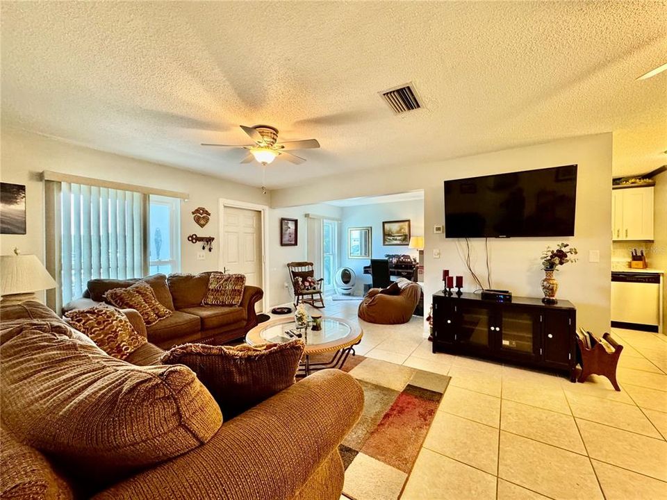 На продажу: $199,000 (2 спален, 2 ванн, 1015 Квадратных фут)