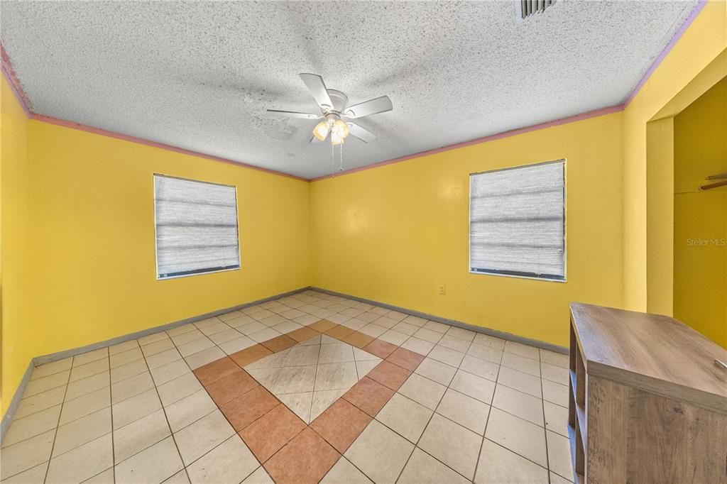 合同活跃: $379,900 (4 贝兹, 2 浴室, 2395 平方英尺)