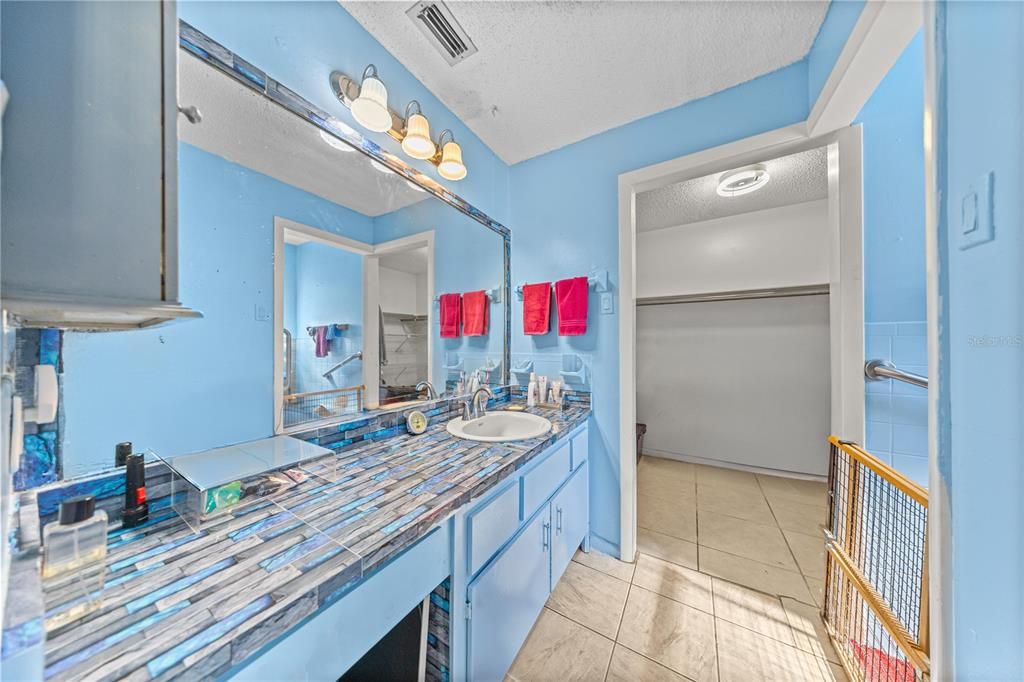 合同活跃: $379,900 (4 贝兹, 2 浴室, 2395 平方英尺)