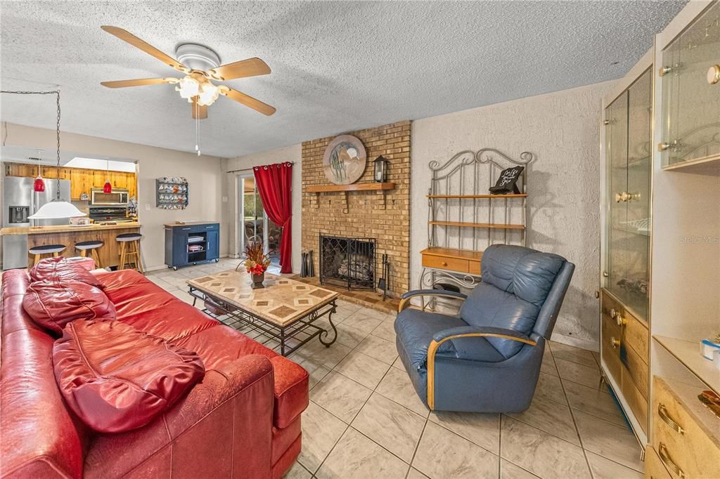 合同活跃: $379,900 (4 贝兹, 2 浴室, 2395 平方英尺)