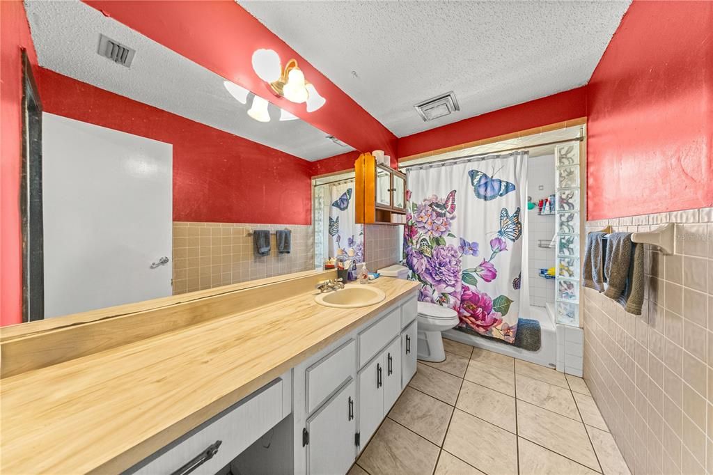 合同活跃: $379,900 (4 贝兹, 2 浴室, 2395 平方英尺)