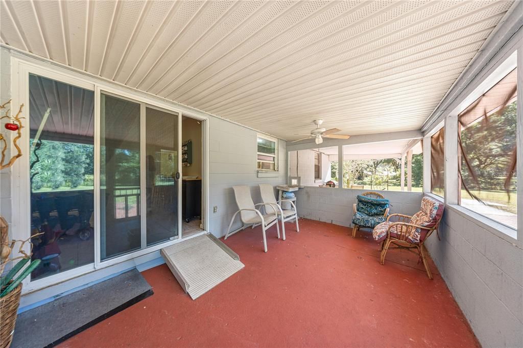 合同活跃: $379,900 (4 贝兹, 2 浴室, 2395 平方英尺)