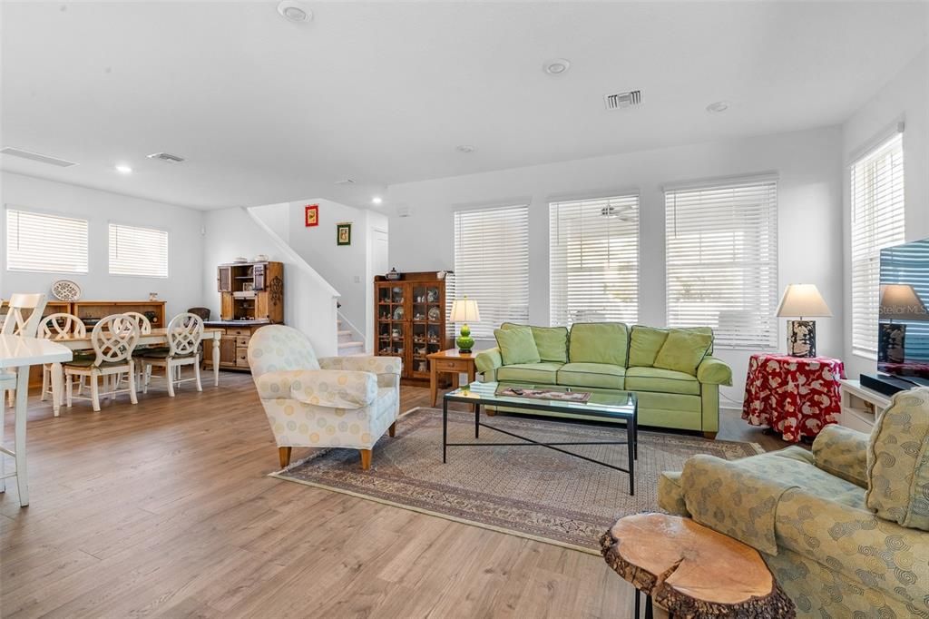 En Venta: $845,000 (3 camas, 2 baños, 2690 Pies cuadrados)