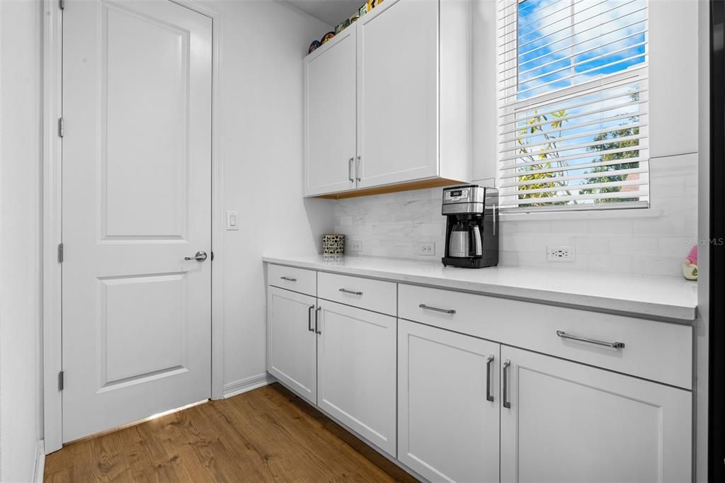 En Venta: $845,000 (3 camas, 2 baños, 2690 Pies cuadrados)