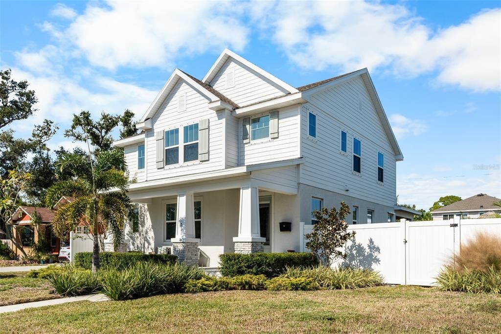 En Venta: $845,000 (3 camas, 2 baños, 2690 Pies cuadrados)