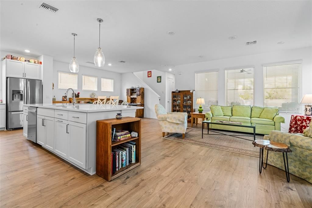 En Venta: $845,000 (3 camas, 2 baños, 2690 Pies cuadrados)