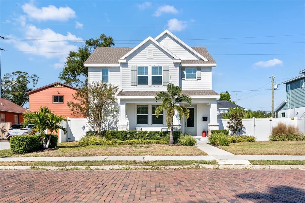 En Venta: $845,000 (3 camas, 2 baños, 2690 Pies cuadrados)