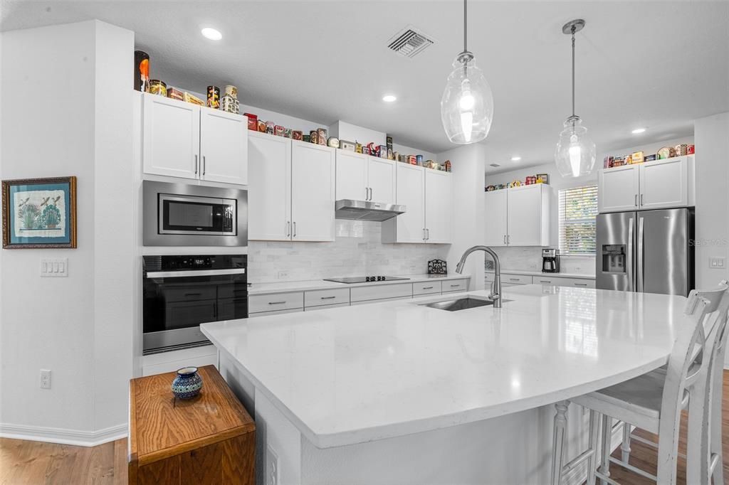 En Venta: $845,000 (3 camas, 2 baños, 2690 Pies cuadrados)