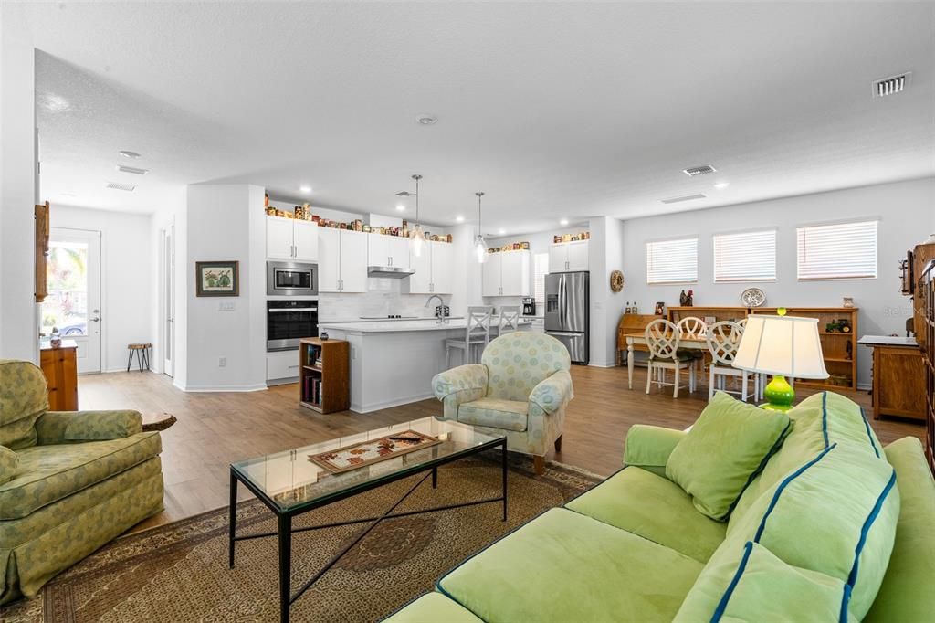 En Venta: $845,000 (3 camas, 2 baños, 2690 Pies cuadrados)