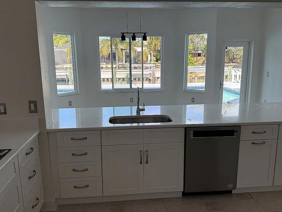 For Sale: $2,190,000 (4 beds, 4 baths, 2900 Square Feet)