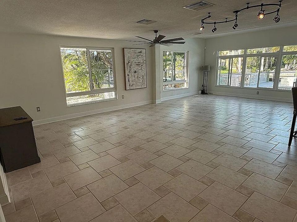 For Sale: $2,190,000 (4 beds, 4 baths, 2900 Square Feet)