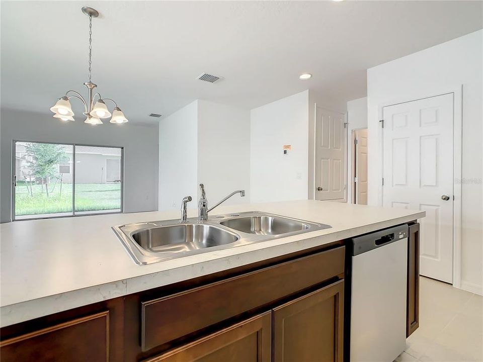 For Rent: $2,095 (4 beds, 2 baths, 1495 Square Feet)