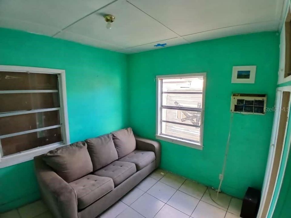 待售: $199,900 (2 贝兹, 1 浴室, 594 平方英尺)