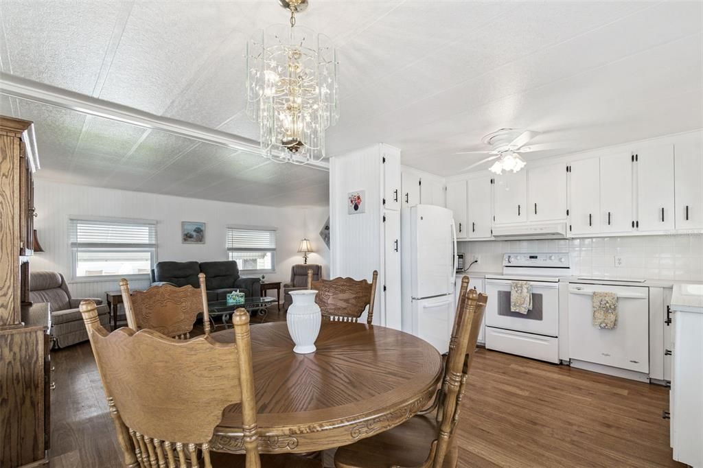 待售: $165,000 (2 贝兹, 2 浴室, 864 平方英尺)