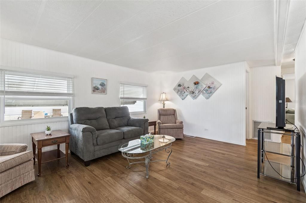 待售: $165,000 (2 贝兹, 2 浴室, 864 平方英尺)