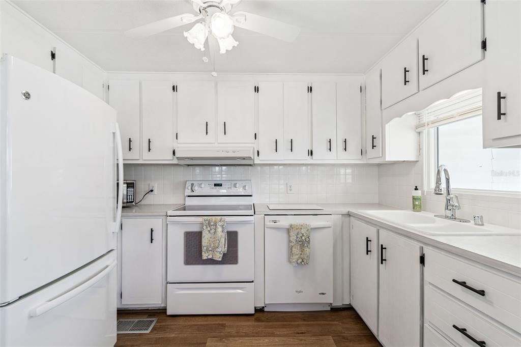 待售: $165,000 (2 贝兹, 2 浴室, 864 平方英尺)