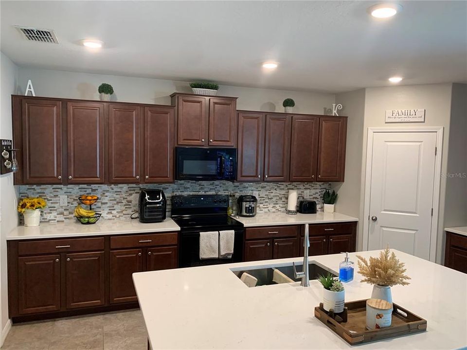 For Rent: $2,750 (5 beds, 2 baths, 2215 Square Feet)