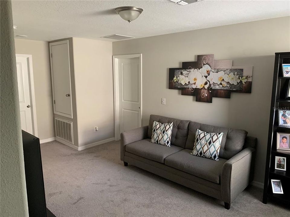 For Rent: $2,750 (5 beds, 2 baths, 2215 Square Feet)