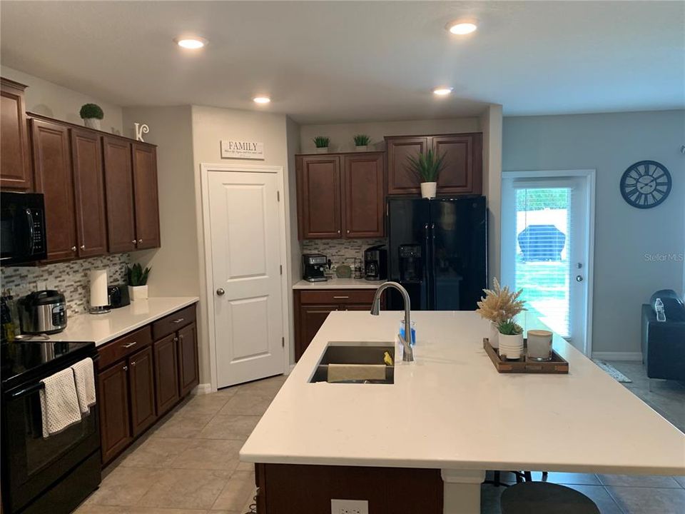 For Rent: $2,750 (5 beds, 2 baths, 2215 Square Feet)