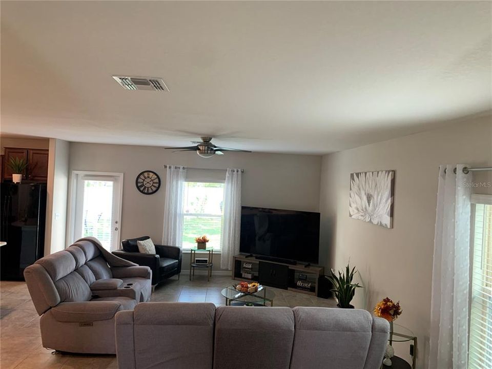 For Rent: $2,750 (5 beds, 2 baths, 2215 Square Feet)