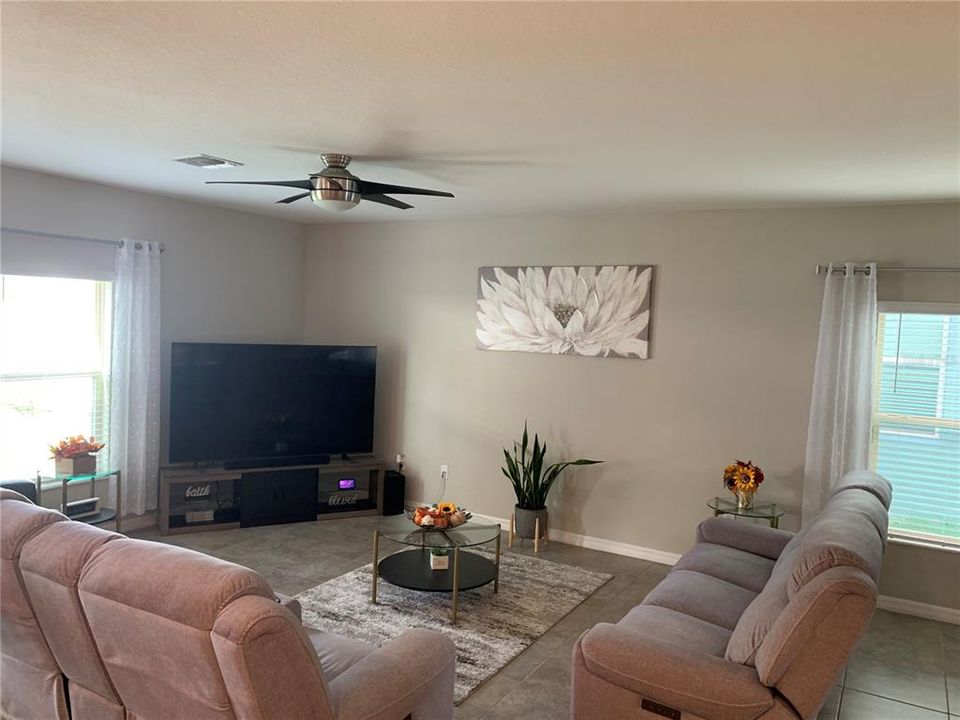 For Rent: $2,750 (5 beds, 2 baths, 2215 Square Feet)