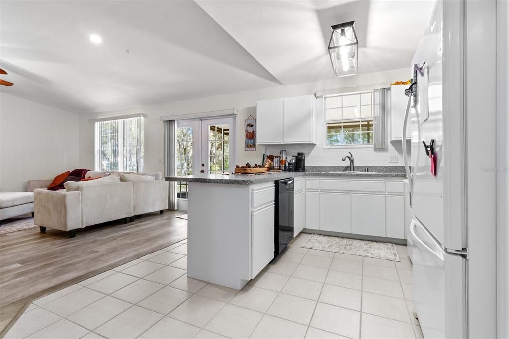 待售: $259,900 (3 贝兹, 2 浴室, 1324 平方英尺)