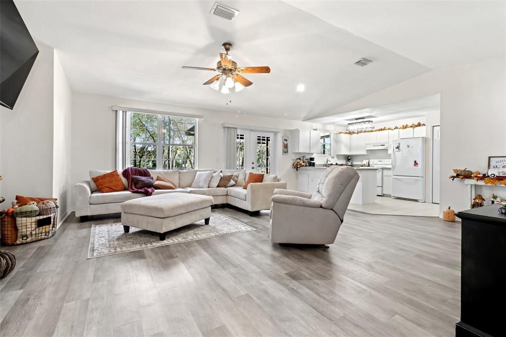 待售: $259,900 (3 贝兹, 2 浴室, 1324 平方英尺)