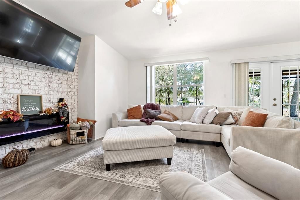 待售: $259,900 (3 贝兹, 2 浴室, 1324 平方英尺)