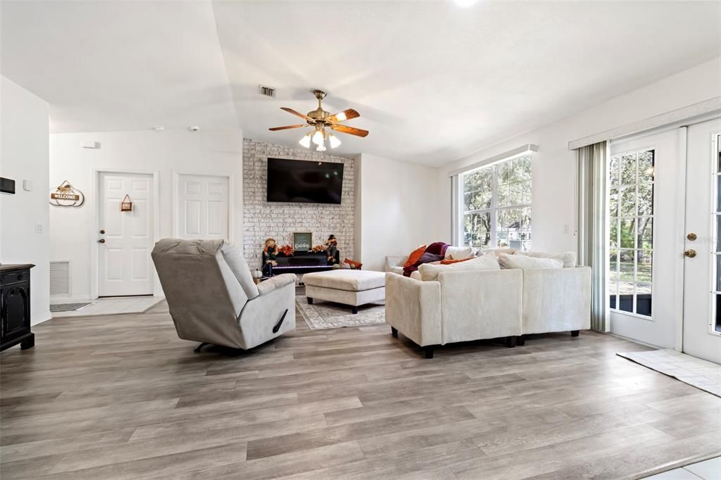 待售: $259,900 (3 贝兹, 2 浴室, 1324 平方英尺)