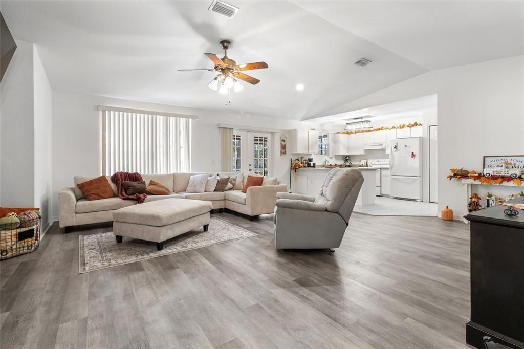 待售: $259,900 (3 贝兹, 2 浴室, 1324 平方英尺)