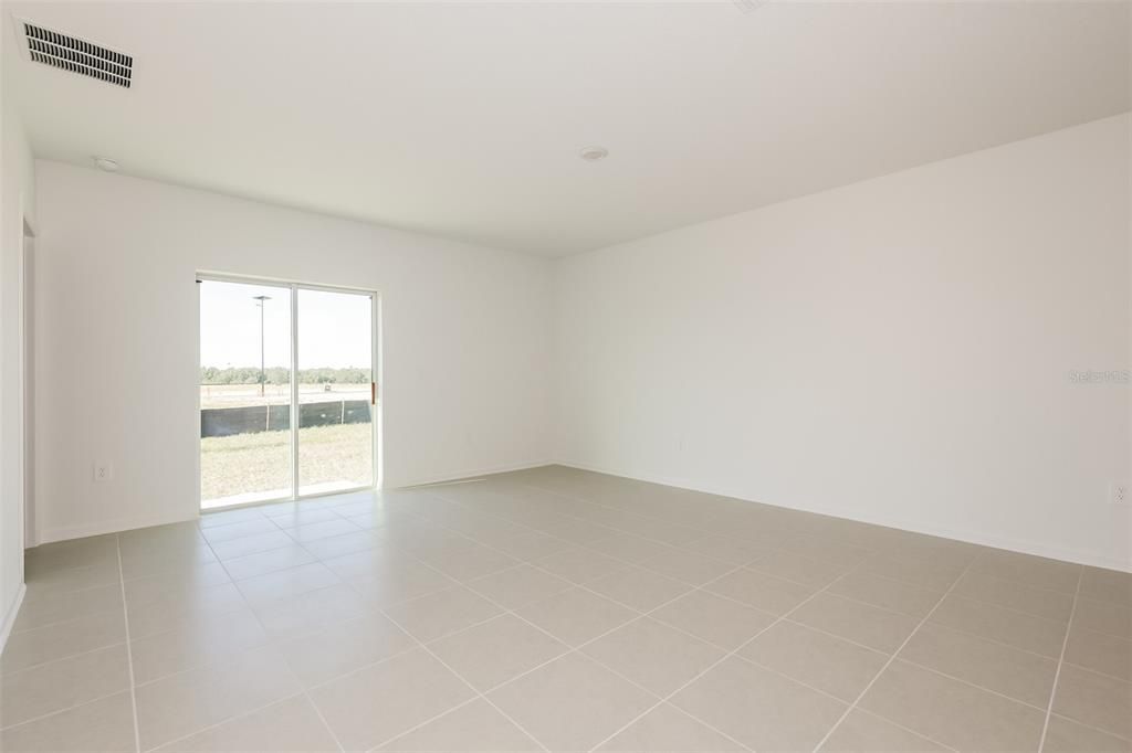 出租: $2,140 (5 贝兹, 2 浴室, 2326 平方英尺)