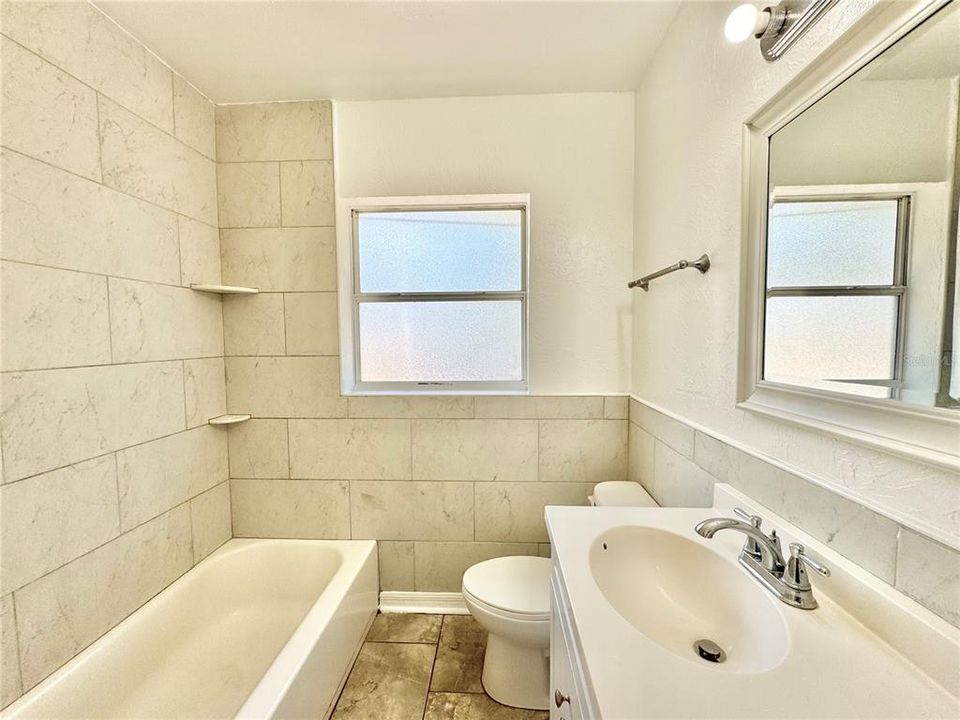 合同活跃: $180,000 (2 贝兹, 1 浴室, 708 平方英尺)