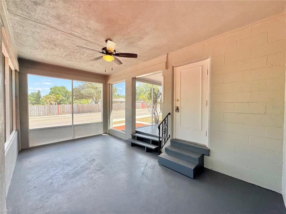 合同活跃: $180,000 (2 贝兹, 1 浴室, 708 平方英尺)