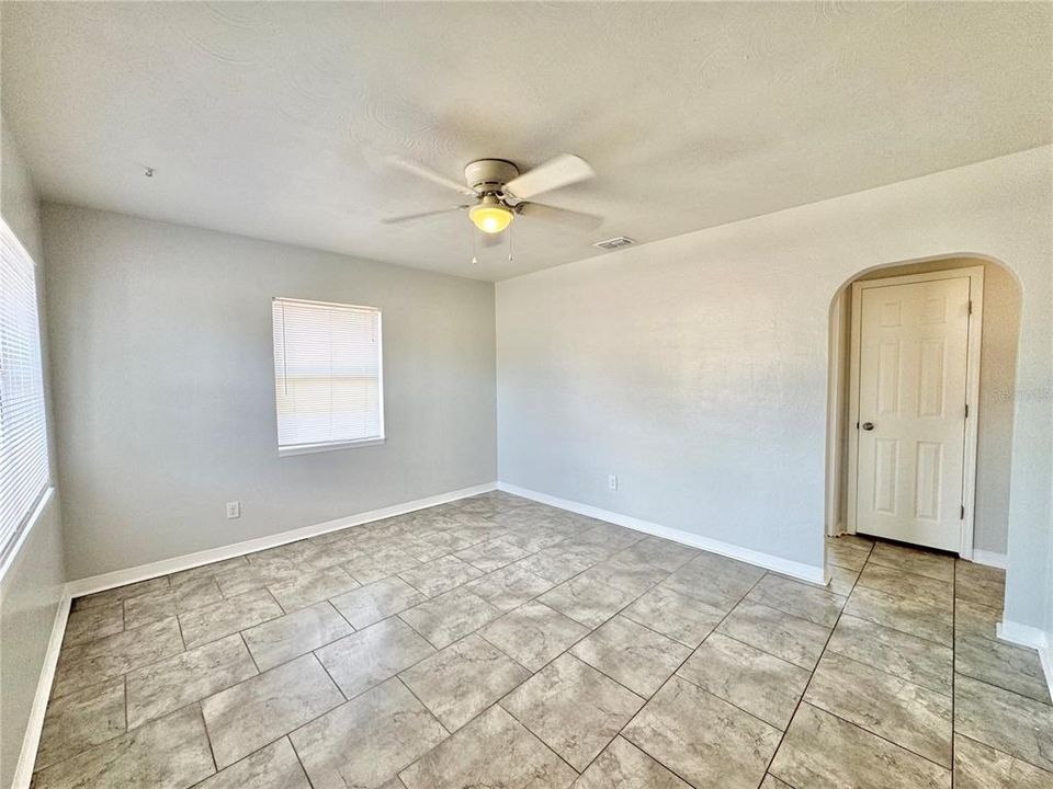 合同活跃: $180,000 (2 贝兹, 1 浴室, 708 平方英尺)