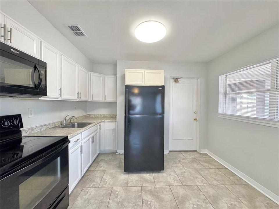 合同活跃: $180,000 (2 贝兹, 1 浴室, 708 平方英尺)