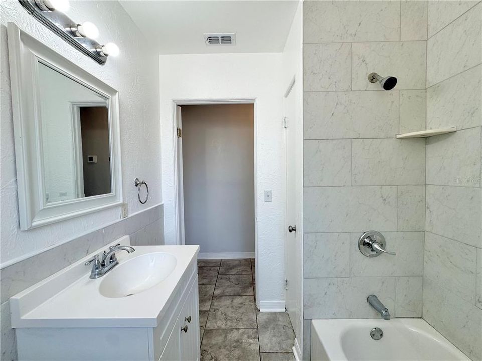 合同活跃: $180,000 (2 贝兹, 1 浴室, 708 平方英尺)