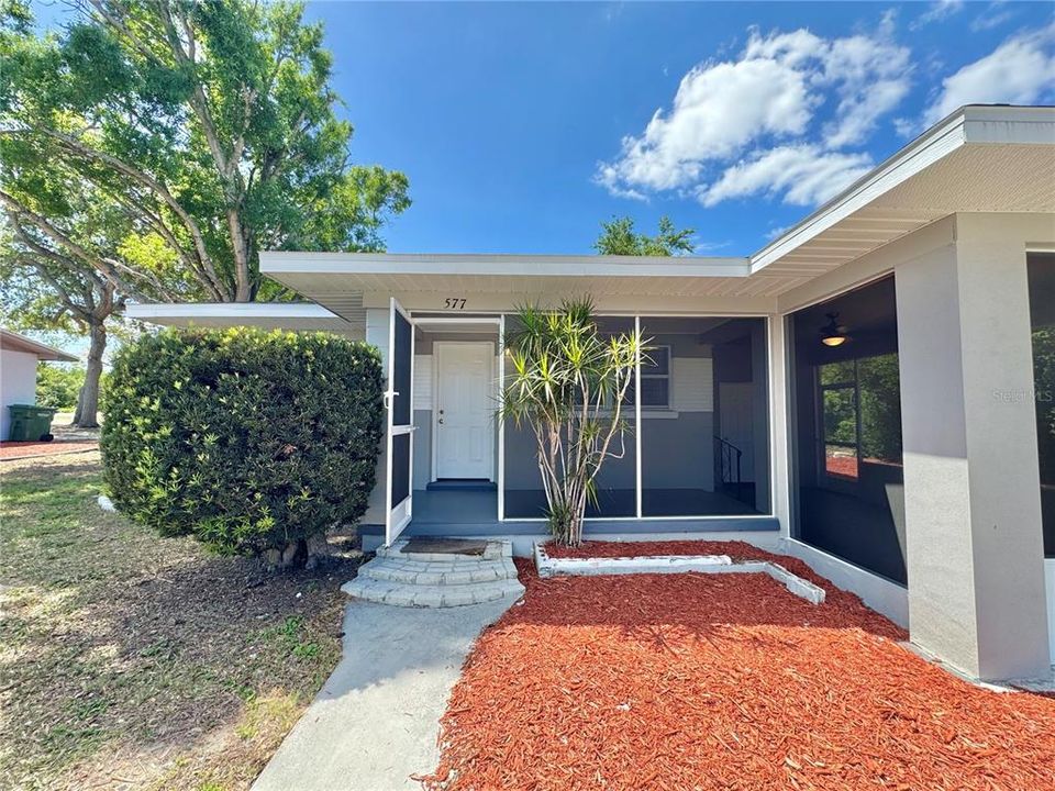 合同活跃: $180,000 (2 贝兹, 1 浴室, 708 平方英尺)