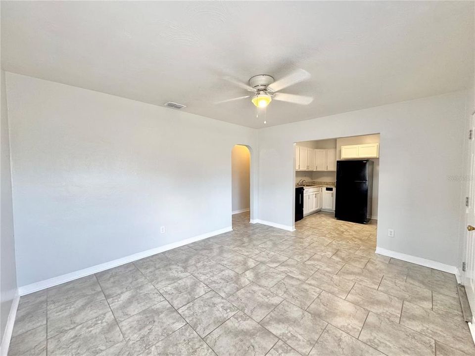 合同活跃: $180,000 (2 贝兹, 1 浴室, 708 平方英尺)