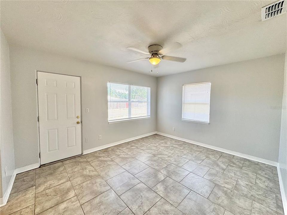 合同活跃: $180,000 (2 贝兹, 1 浴室, 708 平方英尺)