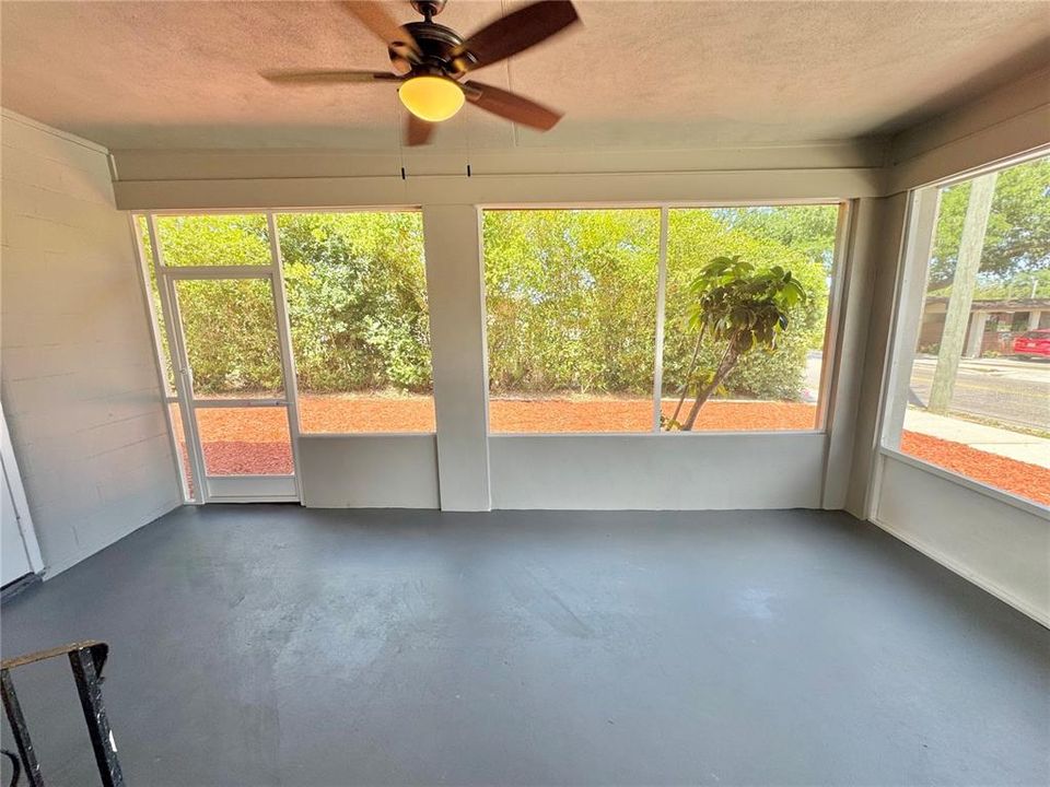 合同活跃: $180,000 (2 贝兹, 1 浴室, 708 平方英尺)