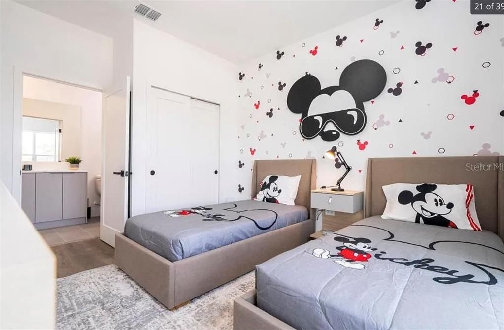 出租: $4,300 (5 贝兹, 4 浴室, 2200 平方英尺)