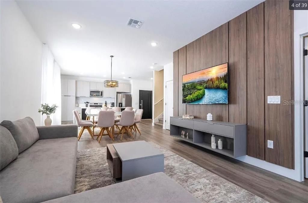 出租: $4,300 (5 贝兹, 4 浴室, 2200 平方英尺)