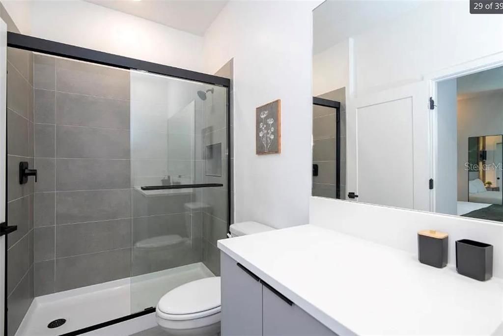 出租: $4,300 (5 贝兹, 4 浴室, 2200 平方英尺)