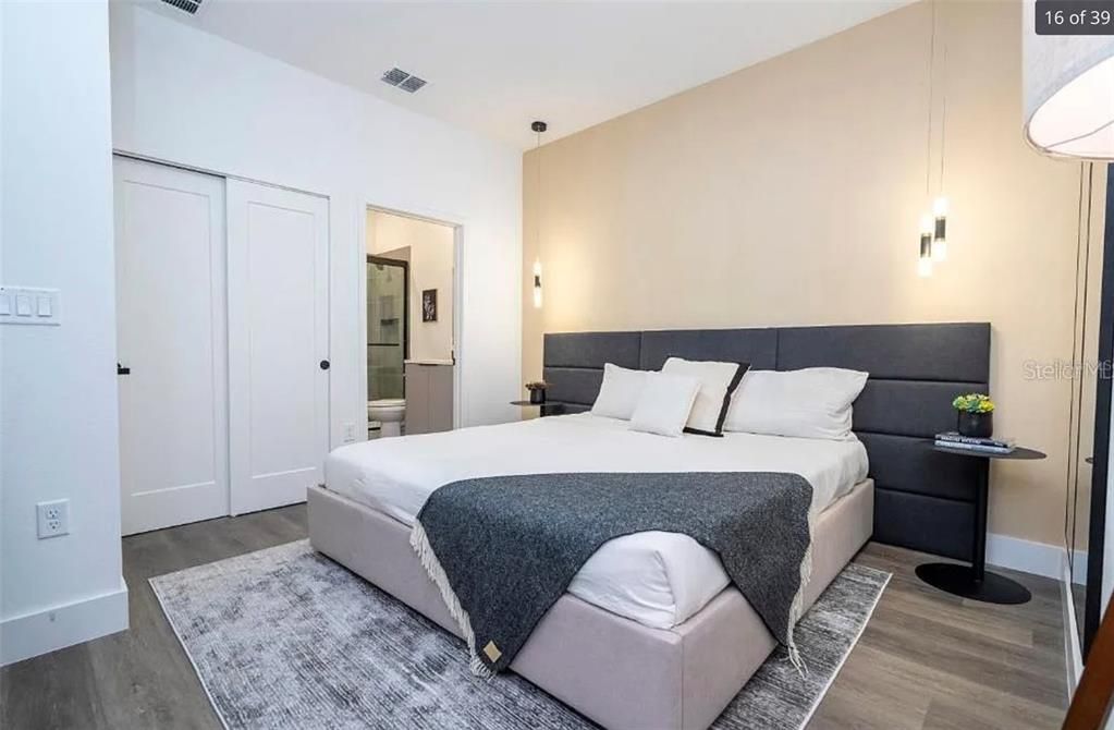 出租: $4,300 (5 贝兹, 4 浴室, 2200 平方英尺)